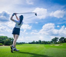 ゴルフに最適なブラジャーって？揺れない、動きやすいブラの選び方を解説