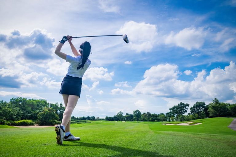 ゴルフに最適なブラジャーって？揺れない、動きやすいブラの選び方を解説