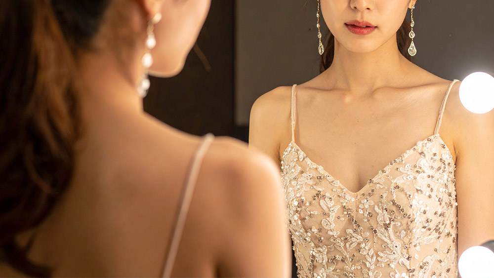 なぜドレスを着ると「何か違う」と感じてしまうのか